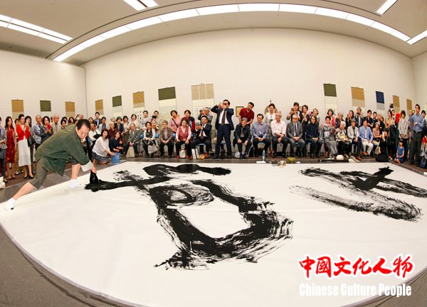 中国书法学院院长刘洪友挥毫泼墨,进行大字书写表演,彰显了书法家的