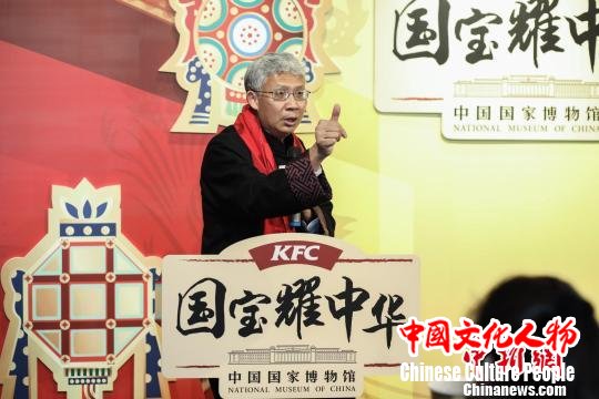 《百家讲坛》著名主讲人纪连海分享“孝端皇后九龙九凤冠”的故事 钟欣 摄