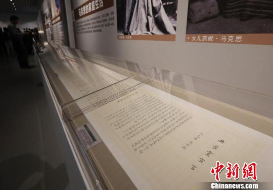 一万五千字的《共产党宣言》书法长卷由多位书法名家联合创作。　泱波 摄