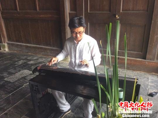 活动现场古琴声悠扬 罗媛安 摄