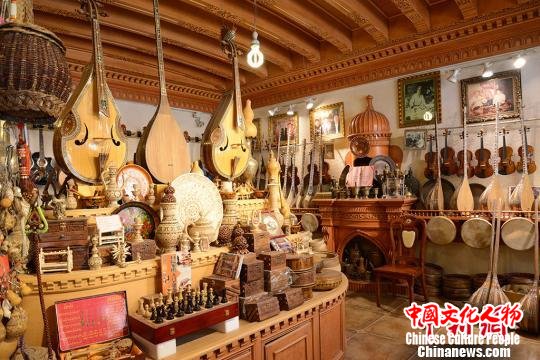 店内摆放着多种手工制作乐器。　勉征 摄