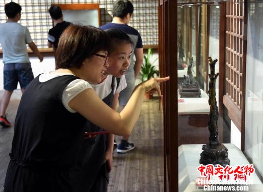 近百件中国非物质文化遗产海柳雕艺术精品亮相福州，吸引民众观展。　记者刘可耕 摄