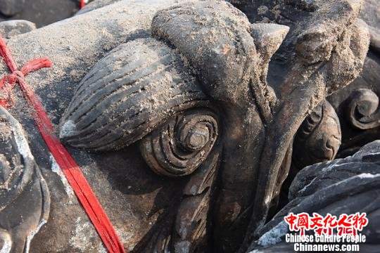 盘龙石柱雕花清晰饱满(胡春风摄)