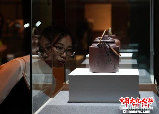 观众在现场观看展览 杜洋 摄