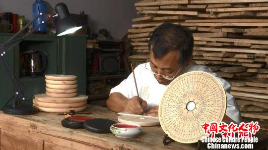 汪祖盼为罗盘分格 余皓 摄