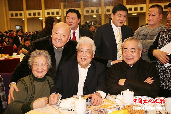 吴雁泽,范增等老艺术家观看文艺演出