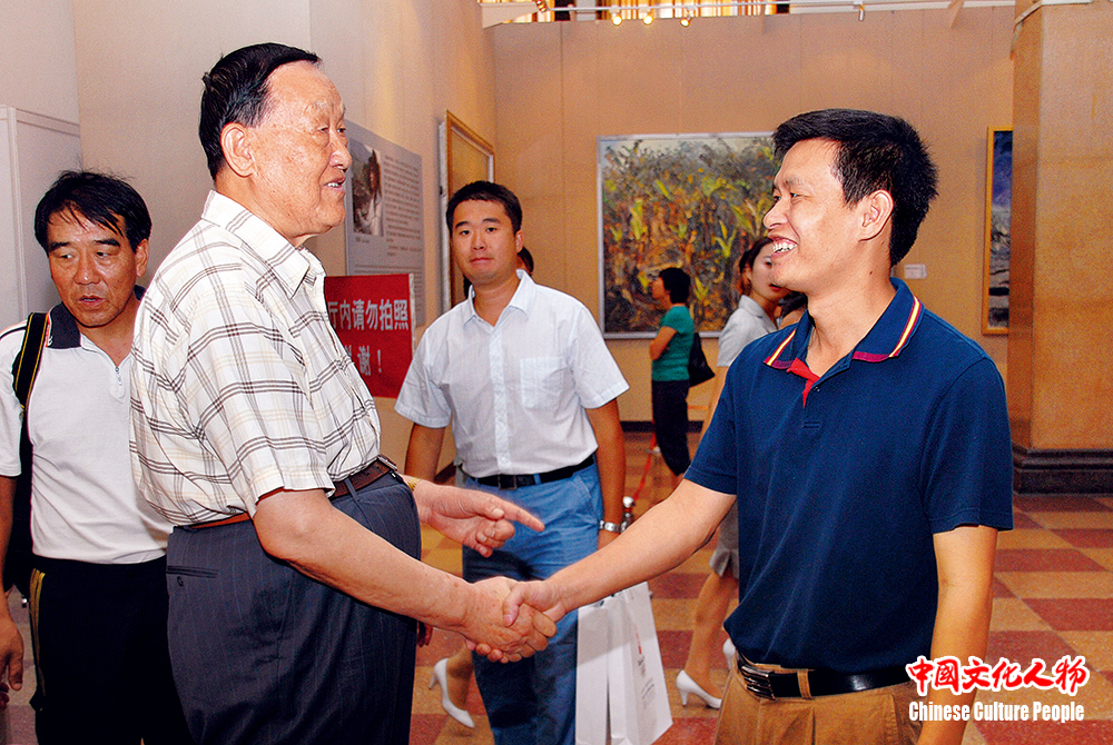 台湾长流美术馆馆长黄承志参观周昌新画室